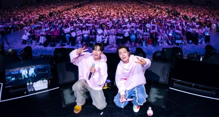 Super Junior D&E合體了!銀赫驚喜現身東海演唱會 穿粉色情侶裝衝上台喊「喜歡你」